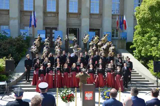 20. rocznica wstąpienia Polski do Unii Europejskiej. Uroczyste obchody pod Urzędem Wojewódzkim we Wrocławiu