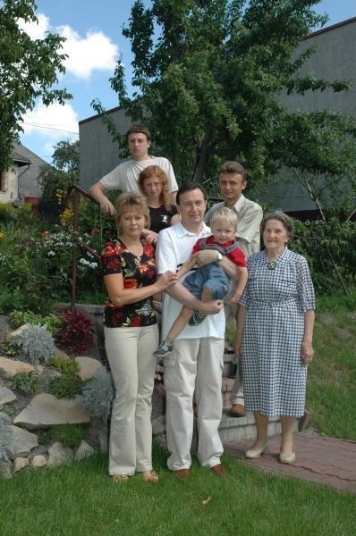 Państwo Anna i Grzegorz Walendzikowie są małżeństwem od 2003 roku. Wspólnie wychowują czwórkę dzieci.