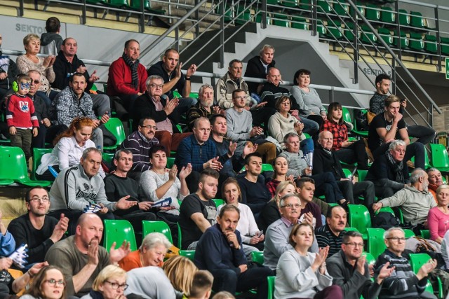 W poniedziałek Chemik Bydgoszcz rozbił Jastrzębski Węgiel na ich parkiecie 3:0. W środę w "Łuczniczce" Pałac Bydgoszcz także 3:0 odprawił z kwitkiem BKS Bielsko-Biała. Mecz pałacanek oglądał trener chemików Jakub Bednaruk w towarzystwie prezesa KS Pałac, Piotra Makowskiego.BKS w trzech ostatnich spotkaniach uzbierał komplet punktów, wygrywając kolejno z PTPS Piła (3:0), KSZO Ostrowiec (3:1)  i #Volley Wrocław (3:0). Z kolei Pałac wygrał dwa ostatnie mecze - 3:2 z PTPS Piła i 3:0 w Kaliszu. Zapowiadał się więc ciekawy mecz. I tak też było!Już I set przyniósł kibicom dużo emocji. Pałacanki przegrywały 2:9, 5:11, 11:15, doprowadziły do 15:16. Ale ambicję i sportową jakość pokazały, gdy od stanu 17:21 wygrały sześć kolejnych piłek (23:21)! Ostatecznie set dla Pałacu.II set to całkowita dominacja bydgoszczanek - przede wszystkim na zagrywce i w bloku. Od 0:2 do 6:2, od 9:5 do 17:5 (na zagrywce Ewelina Krzywicka!), 20:8, 24:9, ostatnie podrygi bielszczanek (24:11) i 2:0 dla Pałacu.Trzecia i ostatnia partia meczu była też pod kontrolą bydgoszczanek, choć bielszczanki broniły się jeszcze do stanu 20:19. Najdłuższą wymianę meczu przy stanie 10:6 zakończyła Ewelina Krzywicka.Trener Piotr Matela o zdobywczyni statuetki MVP: - Po raz ostatni widziałem ją w takiej dyspozycji, gdy grałem przeciwko niej (śmiech).Szkoleniowiec dodał też, że za zaangażowanie i walkę (zwłaszcza na początku meczu, gdy jego podopieczne odwróciły losy seta i być może meczu) na ten tytuł zasłużył cały zespół!Bank Pocztowy Pałac Bydgoszcz - BKS Profi Credit Bielsko-Biała 3:0 (25:23, 25:11, 25:21).Pałac: Polak-Balmas (6), Ziółkowska (10), Misiuna (14), Mazurek (1), Krzywicka (21), Fedusio (6), Jagła (libero).BKS: Nowicka, Różański (13), Konieczna (4), Herelova (7), Moskwa (4), Mucha (15), Maj-Erwardt (libero) oraz Wellna (2), Jagodzińska (1) i Krajewska.MVP: Ewelina Krzywicka (Pałac).Kolejny mecz siatkarki Pałacu rozegrają na wyjeździe z Budowlanymi Łódź - 2 grudnia (niedziela, 14.45, Polsat Sport).ZOBACZ ZDJĘCIA Z MECZU I KIBICÓW PAŁACU W "ŁUCZNICZCE" >>>>>