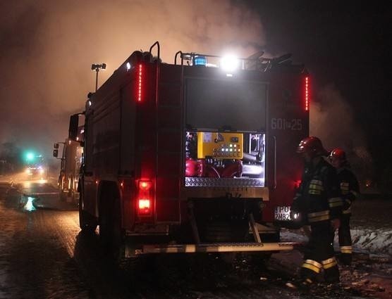Lakiele: Pożar ciągnika rolniczego w powiecie oleckim. Pożar wybuchł wieczorem [ZDJĘCIA]