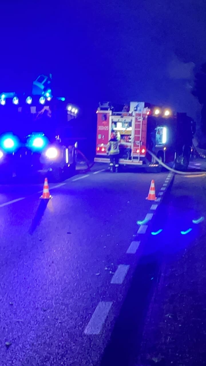 Rudnica. Pożar ciężarówki na drodze krajowej 65. Trasa Białystok - Bobrowniki była zablokowana [ZDJĘCIA]