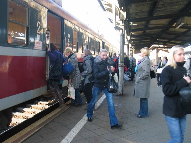 Pasażerowie, którzy jeżdżą do Wrocławia, mają skorzystać na nowym rozkładzie jazdy. Szczególnie studenci podróżujący w niedziele i piątki.