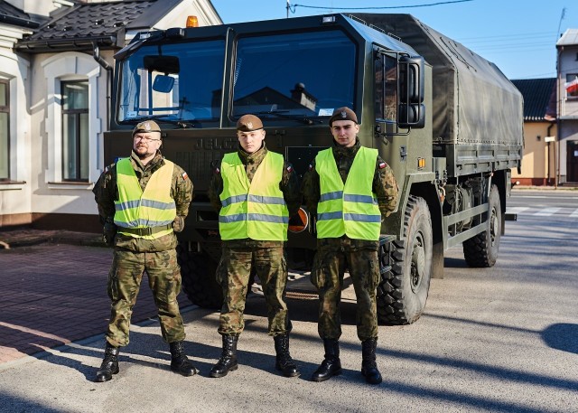 Dystrybucją paczek zajmują się stacjonujący na terenie miasta Przysucha Żołnierze Wojsk Obrony Terytorialnej.