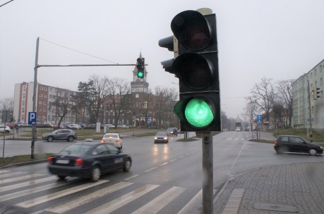 Do 16 kwietnia br. wybrana w przetargu firma będzie musiała zmodernizować sygnalizację świetlną na skrzyżowaniu Świętokrzyskiej, Wierzbińskiego, Niepodległości i Ratuszowej w Inowrocławiu