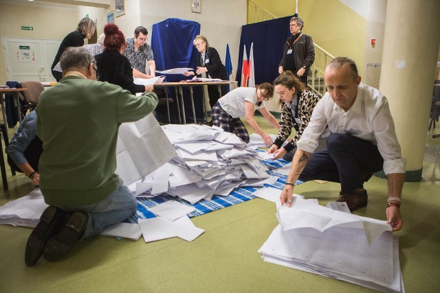 Otwarcie urny w Obwodowej Komisji Wyborczej numer 8 w Słupsku.