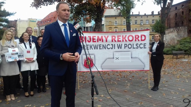 - Niech te wybory będą najważniejszym wydarzeniem niedzieli. Chciałbym zaapelować, aby licznie pójść do urn wyborczych, aby każdy głos był ważny - mówił podczas piątkowej konferencji Zenon Różycki, kandydat na prezydenta Grudziądza z Forum Rozwoju Grudziądza. Zapytany, na jaki wynik liczy, odpowiada: - Jestem przekonany, że wejdę do drugiej tury.  