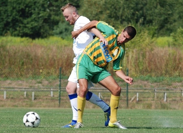 Łukasz Gągorowski (z lewej) strzelił dwa gole dla GKS Nowiny w sparingu z Grodem Ćmińsk. Z prawej Tomasz Frączyk.