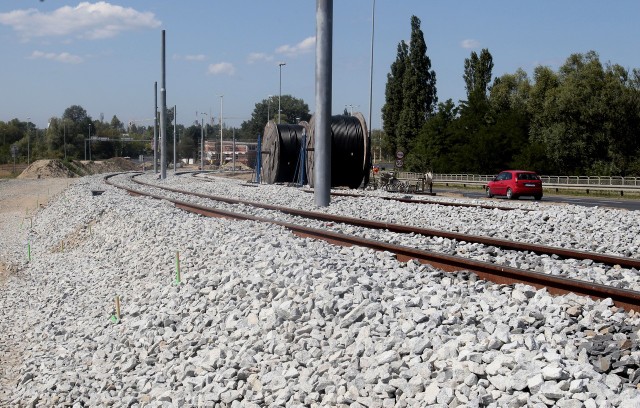 Torowisko Szczecińskiego Szybkieog Tramwaju jets ułożonena odcinku od Basenu Górniczego do kładki "Lotnisko".