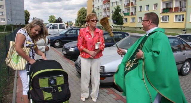 Ks. Marek Rogeński SAC poświęcił dziś m.in. wózek, w którym Marta Bartków-Kwaśniewska wiozła swoją córkę Marcelinę.