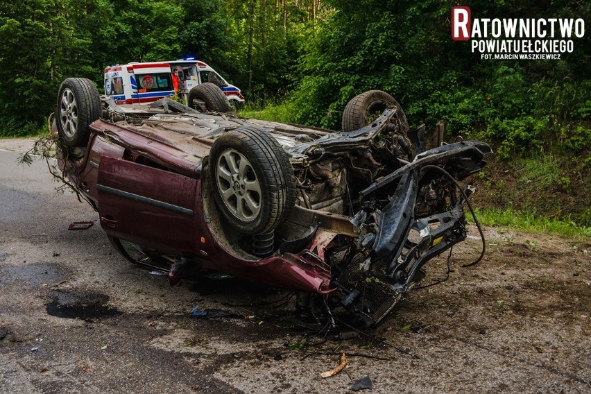 Groźny wypadek na drodze Woszczele - Bałamutowo. Skoda uderzyła w drzewo i dachowała (zdjęcia)