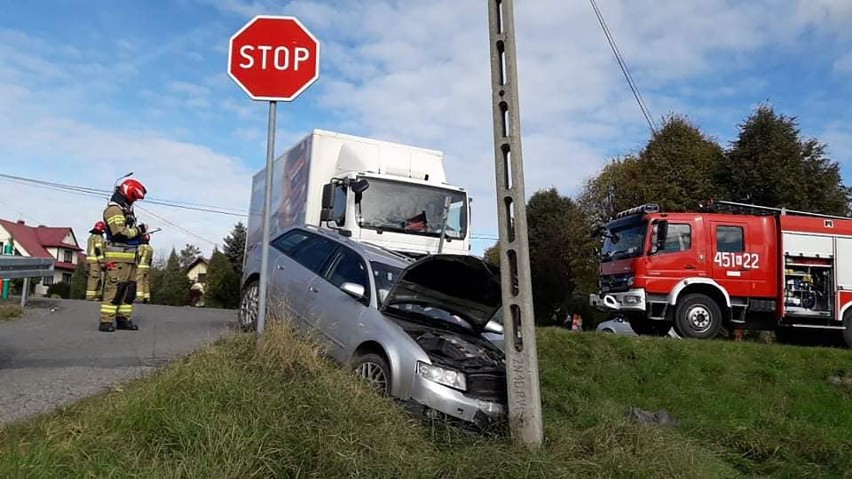 Na krajówce pod Limanową zderzyły się ciężarówka i osobówka. Jedna osoba w szpitalu