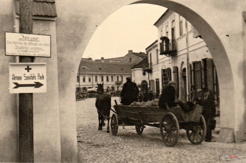 Lata 1939-1942 , Główna brama wjazdowa do dużego Getta...
