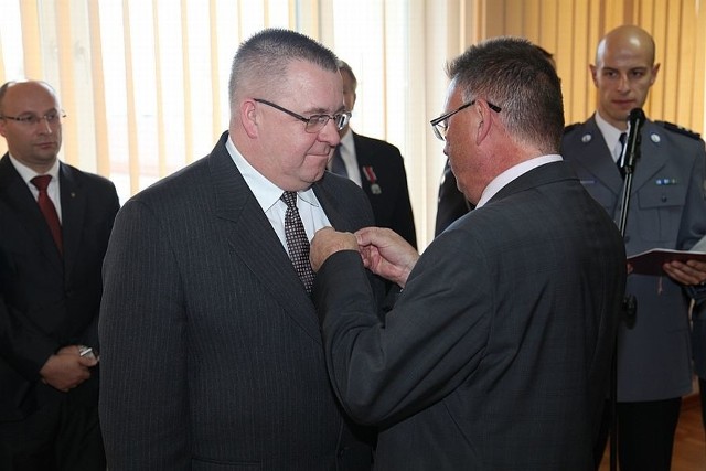 Medal burmistrzowi Pakości Wiesławowi Kończalowi w imieniu ministra spraw wewnętrznych wręczył wicewojewoda Zbigniew Ostrowski. 