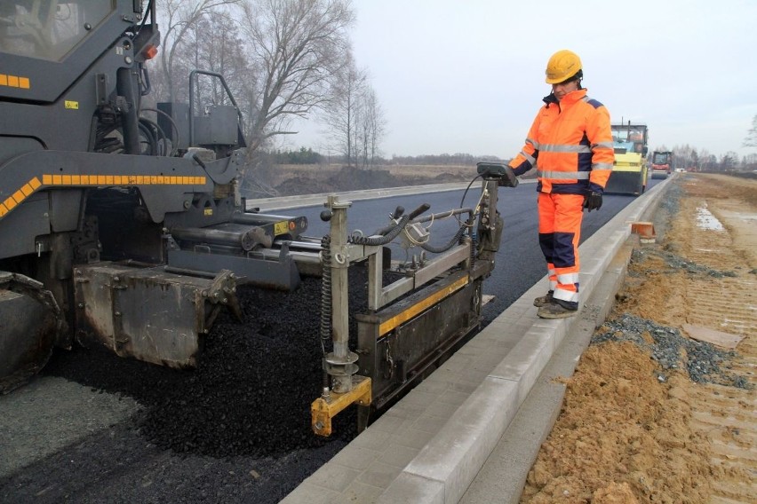 Pierwszy asfalt na obwodnicy Leśnicy