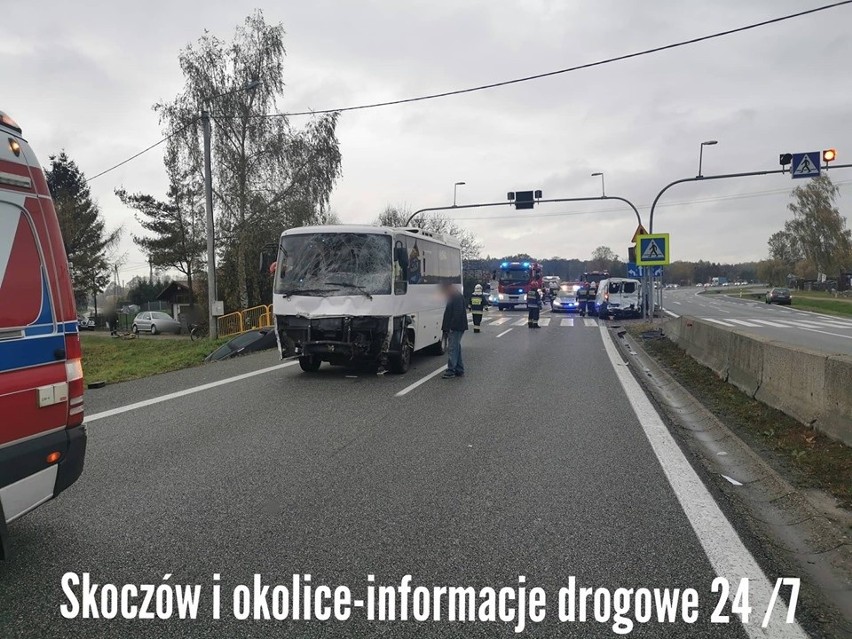 W wypadku na DK81 w Bąkowie uczestniczył minibus i trzy...