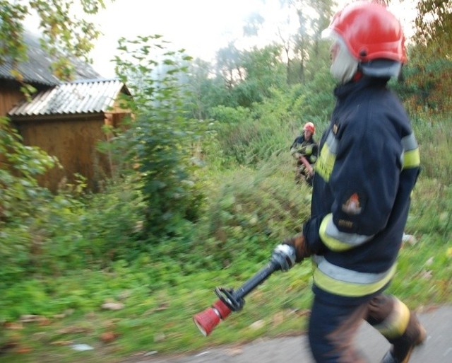 Strażak gasi opuszczony dom