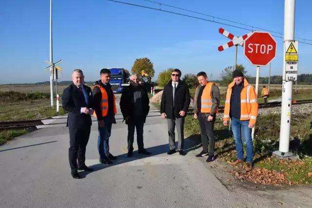 Rozpoczęcie inwestycji na przejeździe kolejowym w Woli Kuczkowskiej.