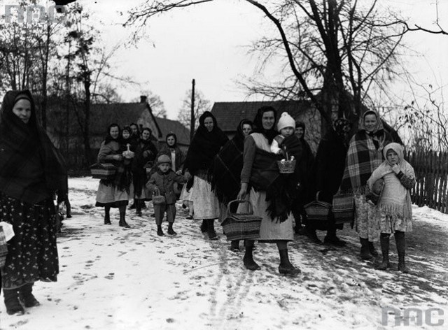 Na zdjęciu: Grupa kobiet z dziećmi ze święconkami w drodze do kościoła. Rok 1932.Wielka Sobota to w tradycji chrześcijańskiej dzień święcenia pokarmów. Jak wyglądało chodzenie ze święconką w latach 30. XX wieku? Prezentujemy archiwalne zdjęcia.Ponad 180 tysięcy fotografii z Narodowego Archiwum Cyfrowego www.nac.gov.pl.