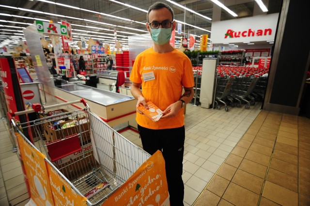 Auchan - trzecim w kolejności ulubionym miejscem zakupów PolakówUdział Auchan na badanych listach zakupów wzrósł o 0,48 p.p. względem roku 2020, stanowiąc tym samym 9,88% wszystkich list spożywczych. Liczba list zakupów realizowanych w tej sieci wzrosła blisko trzykrotnie. Według badania i raportu koszyka zakupowego wykonanego przez ASM Sales Force Agency, to właśnie Auchan był najtańszą dużą siecią spożywczą w Polsce w 2021 roku.