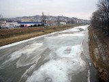 Dwóch nastolatków wpadło do Sanu! Uratował ich policjant