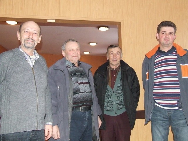 Do Rady Sołeckiej weszli (na zdjęciu obok sołtysa - od lewej): Jerzy Cieślak, Henryk Zawiesiński, Marek Kraśkiewicz i Jarosław Szwajkowski (nie ma go na zdjęciu)