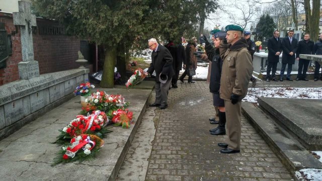 Złożeniem kwiatów i zapaleniem zniczy na grobie żołnierzy Armii Krajowej na Cmentarzu Katedralnym w Sandomierzu zainaugurowano 76. rocznicę utworzenia Armii Krajowej.