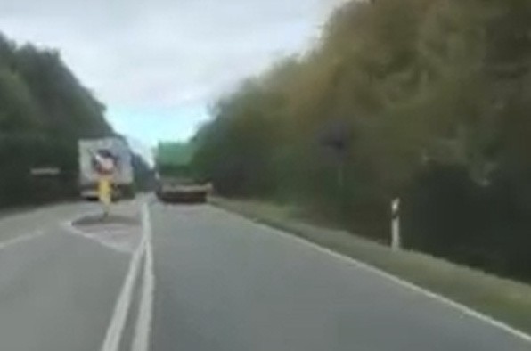 Niebezpieczna jazda na trasie Łomża - Ostrołęka. Samochód ciężarowy wyprzedzał drugi pojazd i łamał przepisy. 21.09.2021 Zdjęcia, wideo