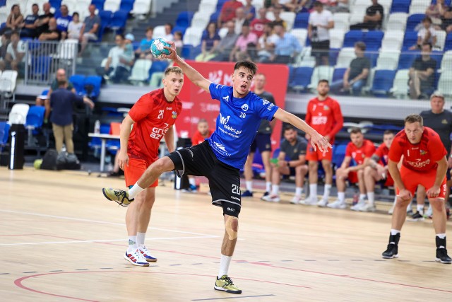 Handball Stal Mielec (niebieskie koszulki) w pierwszym meczu sparingowym przegrała z Azotami Puławy.