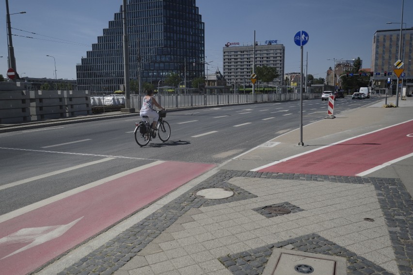 Ścieżka rowerowa prowadząca do ronda Kaponiera przez most...