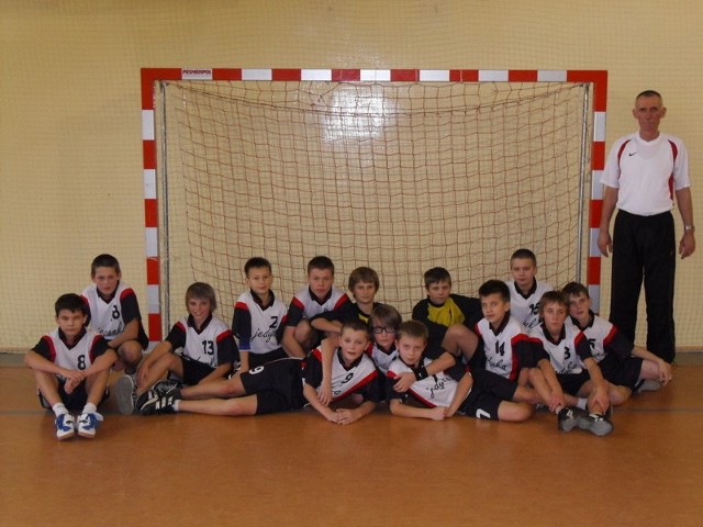 Zwycięska drużyna piłkarzy ręcznych chłopców z Publicznej Szkoły Podstawowej numer 1 w Przysusze, wraz z opiekunem Grzegorzem Jaszczurą.