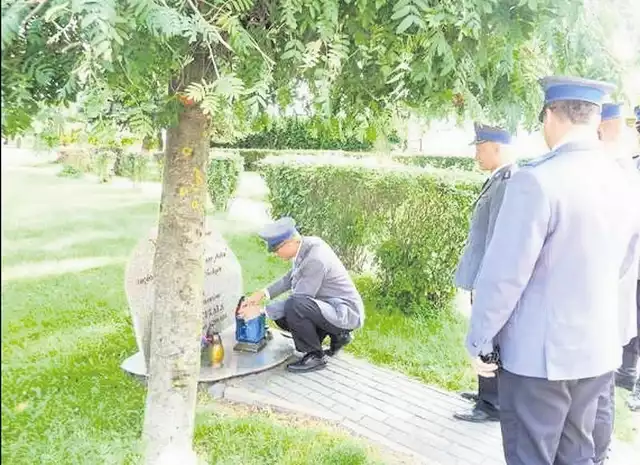 Policjanci pamiętają o zabitym koledzie i co roku w miejscu tragedii składają kwiaty.