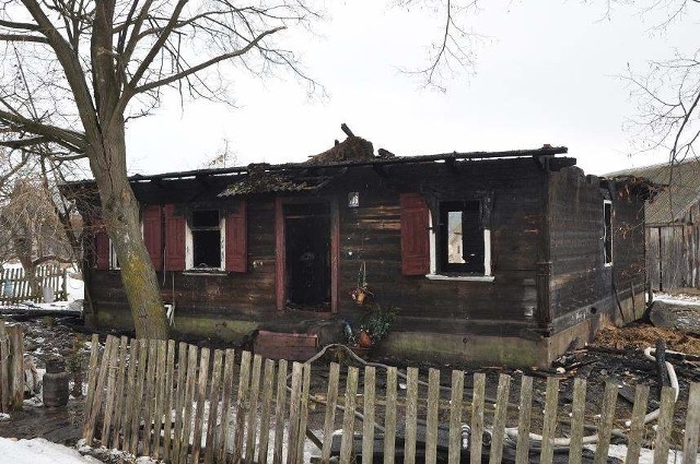 Drewniany budynek spłonął doszczętnie. Przyczyny pożaru nie są na razie znane.