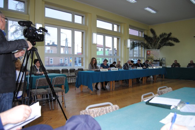 Założenia budżetu przedstawiła podczas sesji skarbnik powiatu Małgorzata Chojnacka (trzecia od lewej)