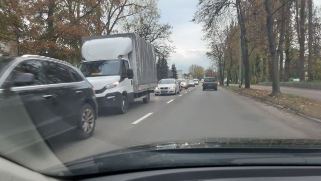 Uwaga na korki na ul. Morskiej w Koszalinie. Jeden pas drogi jest zajęty. Robotnicy prowadzą remont drogi w pobliżu powstającego marketu jest wahadło. Lepiej omijać ul. Morską - radzi Internauta, który przesłał nam także zdjęcia.Zobacz także: Remont drogi prowadzącej przez Mielno