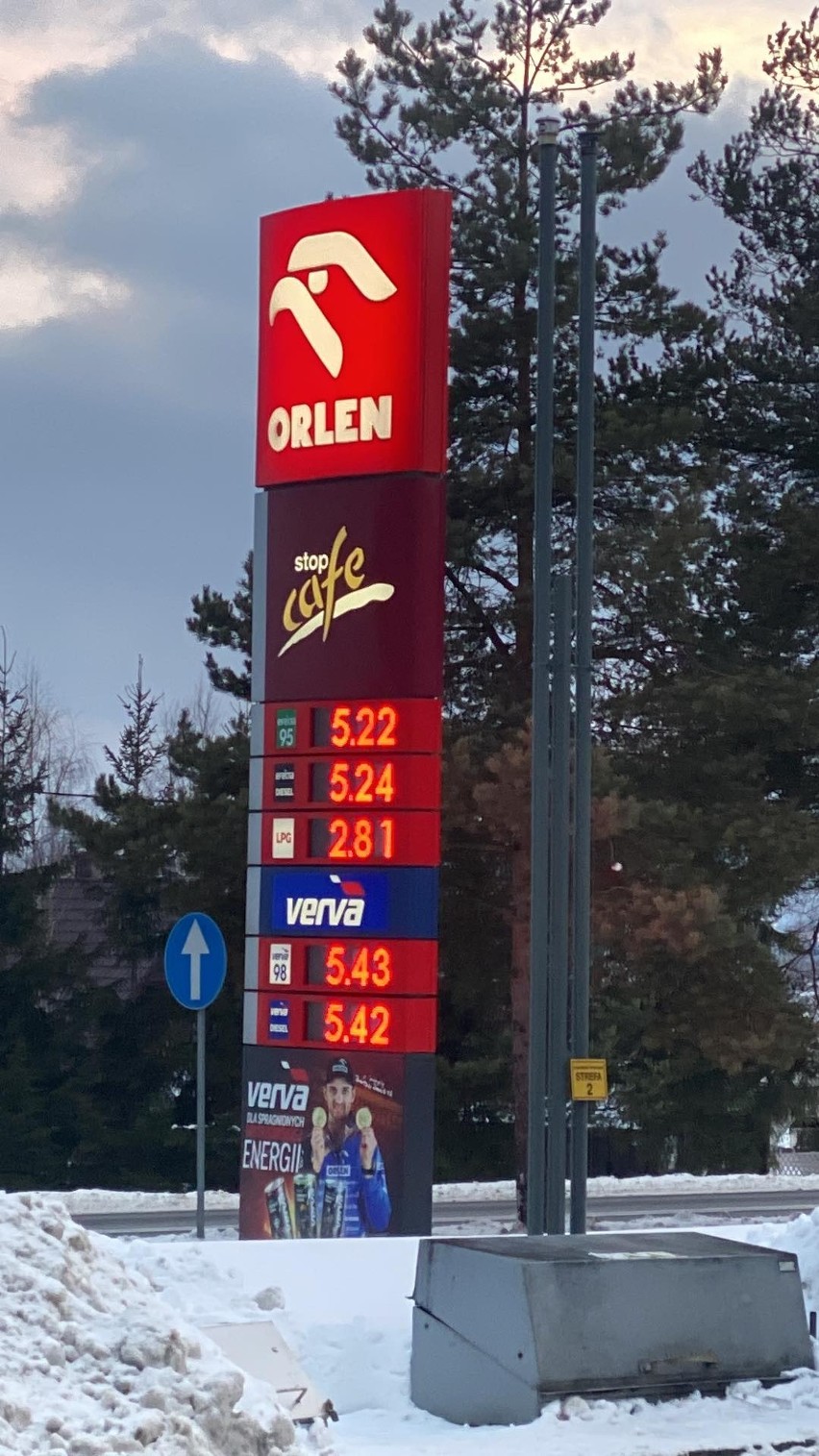 Jabłonka. Słowacki najazd na stację benzynową. Spadła cena, ustawiają się kolejki aut na słowackich numerach rejestracyjnych