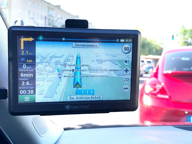 Wydawać by się mogło, że zainteresowanie dodatkowymi, samochodowymi nawigacjami GPS powinno spadać. W końcu większość współczesnych smartfonów może z powodzeniem je zastąpić, a i coraz częściej samochody już fabrycznie wyposażone są w nawigację. Nic jednak bardziej mylnego. My postanowiliśmy sprawdzić jak zachowuje się jeden z budżetowych modeli.Fot. Grzegorz Maciejewski