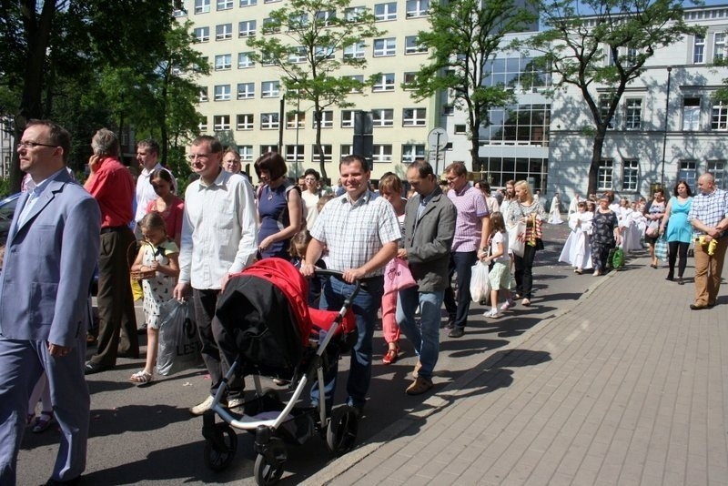 Boże Ciało 2014 w Zabrzu: procesja z kościoła św.Anny w...