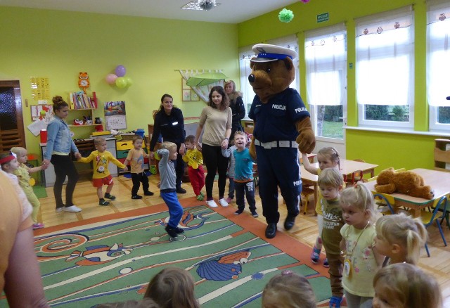 W czwartek policjanci z koszalińskiej komendy z okazji zbliżającego się „Dnia Pluszowego Misia” odwiedzili najmłodszych w Przedszkolu Integracyjnym w Koszalinie. Ta wizyta nie mogła się odbyć bez ulubieńca wszystkich dzieci, czyli pluszowego misia - komisarza Wojtka.Z okazji zbliżającego się „Dnia Pluszowego Misia” policjanci z koszalińskiej komendy odwiedzili 3-latki uczęszczające do Przedszkola Integracyjnego w Koszalinie.Podczas spotkania mundurowi rozmawiali z dziećmi między innymi                    o bezpiecznych zachowaniach na drodze, prawidłowym przechodzeniu przez jezdnię oraz tłumaczyli jak istotną rolę odgrywają elementy odblaskowe.Policjanci zwracali uwagę przedszkolakom jak należy zachować się          w kontaktach z obcymi osobami, jak dbać o bezpieczeństwo własne i innych oraz do kogo zwracać się o pomoc w sytuacji zagrożenia.Spotkanie było doskonałą okazją do utrwalenia przez dzieci numerów alarmowych, a tej ważnej lekcji podjął się komisarz Wojtek. Dzieci doskonale sobie poradziły, a w nagrodę każdy przedszkolak otrzymał słodki piernik              z rysunkiem niedźwiadka i numerem 997. Maluchy bardzo ucieszyły się na widok Misia Policjanta i nie odstępowały go na krok.Spotkanie było również okazją do zapoznania najmłodszych       z codziennymi obowiązkami policjantów oraz funkcją, jaką pełni Policja            w społeczeństwie.