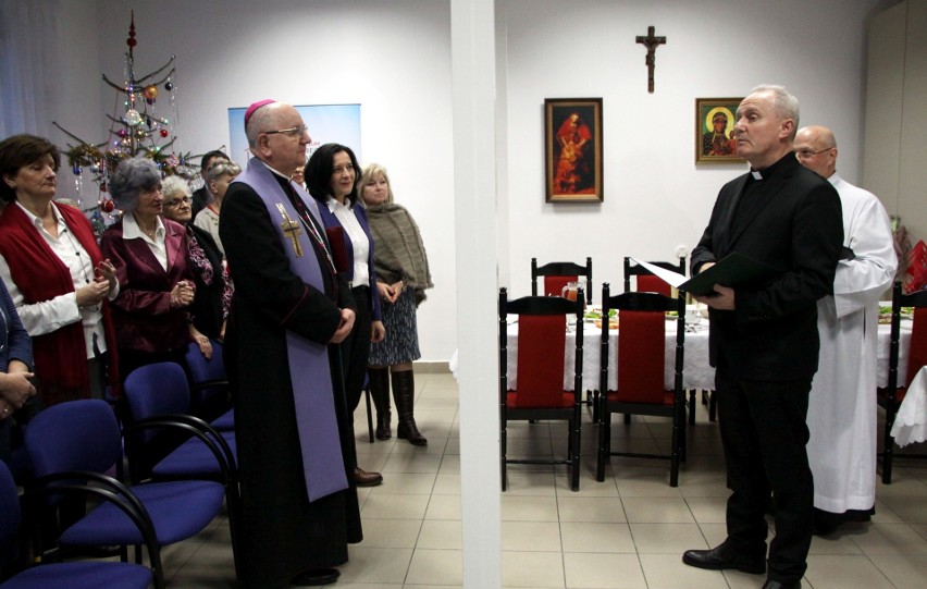 Wigilia w Hospicjum Dobrego Samarytanina. Arcybiskup Budzik odwiedził wolontariuszy i chorych (ZDJĘCIA)