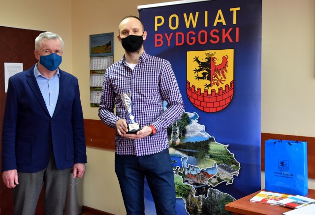 Jarosław Perepecza (z prawej) odebrał gratulacje i nagrodę od Andrzeja Kubiaka, dyrektora Wydziału Promocji Kultury i Sportu Starostwa Powiatowego w Bydgoszczy