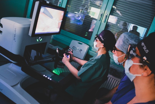 W Uniwersyteckim Centrum Klinicznym SUM w Katowicach od kilku tygodni testowany jest robot chirurgiczny VERSIUS. Chirurdzy z Oddziału Ginekologii, Położnictwa i Ginekologii Onkologicznej oraz Chirurgii Przewodu Pokarmowego, wykonują zabiegi laparoskopowe przy pomocy nowego sprzętu.