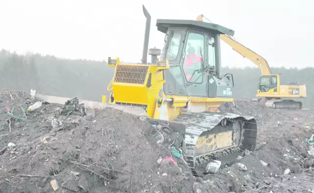 Wierzchołek kwatery na składowisku w Trzesiece jest obecnie przysypywany ziemią. Dawne wysypisko będzie nie tylko lepiej wyglądało, ale też stanie się mniej uciążliwe dla sąsiadów.