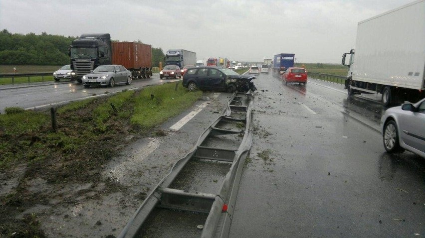 Ciężarówka zderzyła się z samochodem osobowym.