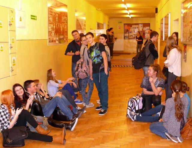 Młodzież z Liceum Ogólnokształcącego imienia Komisji Edukacji Narodowej w Stalowej Woli podczas przerwy.