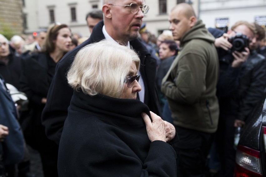 Pogrzeb Andrzeja Wajdy: uroczystości w bazylice ojców...