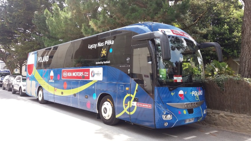 Tym autobusem Polacy jeżdżą na treningi w La Baule