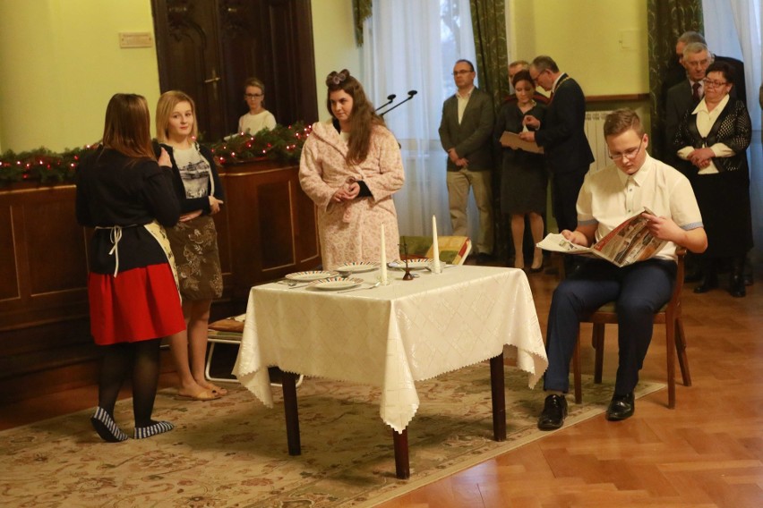 Jasełka uczniów Szkoły Cechu Rzemiosł Różnych wystawione w sądeckim ratuszu