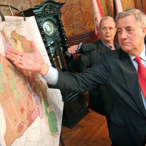Prezydent Maciej Kobyliński przy mapie nowego Słupska.
