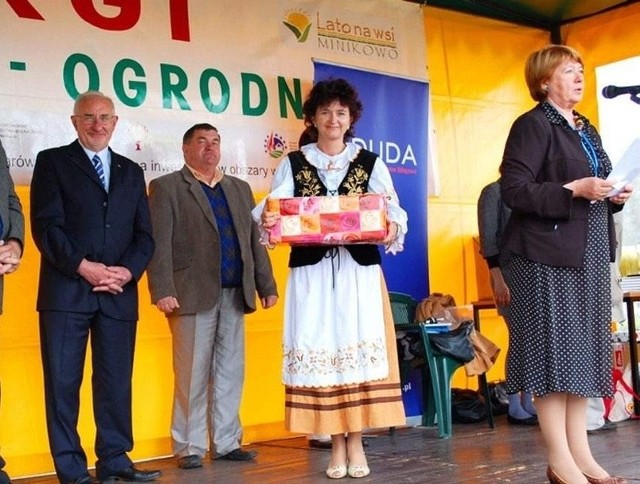 Dorota Kłosowska ze Śliwic odebrała prezent za sztrucel z kapustą i grzybami
