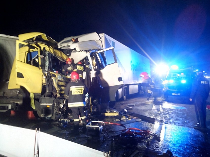 Zderzenie dwóch ciężarówek pod Wrocławiem. Dwie osoby ranne